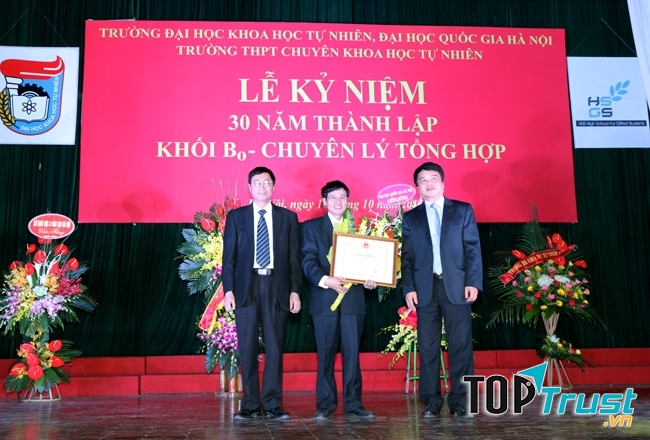 Kỷ niệm thành lập khối chuyên Lý
