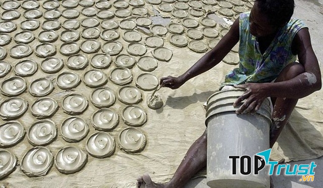 Nhiều người buộc phải ăn bánh làm từ đất, chỉ đủ để no bụng qua ngày