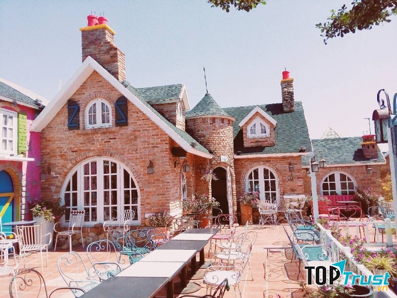 Không gian ngoài sân vườn thoáng mát, rộng lớn