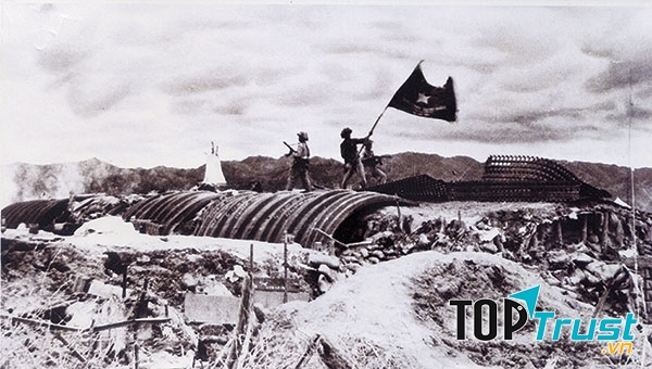 Hình ảnh lá cờ Quyết chiến quyết thắng bay trên nóc hầm Đờ Cát được tái hiện trong bài thơ