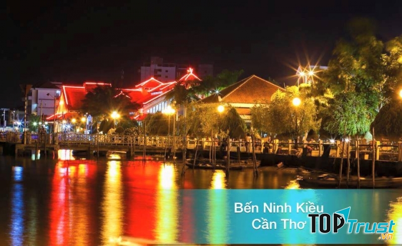 Bến Ninh Kiều về đêm rực rỡ với những ánh đèn