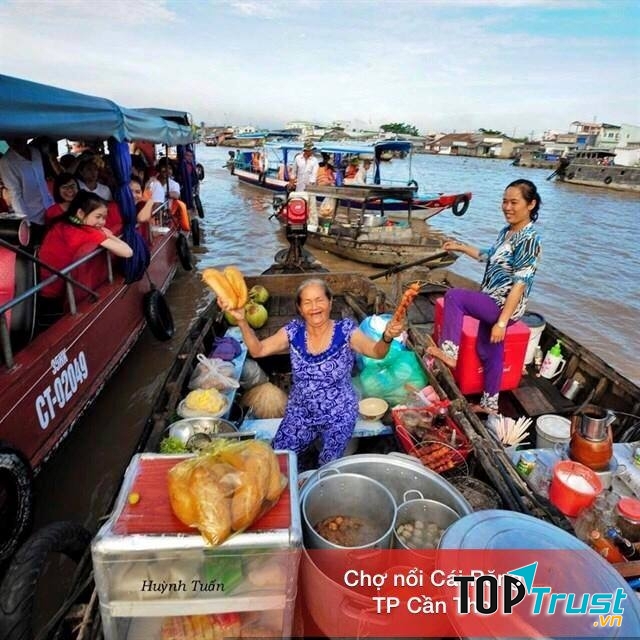 Người dân bán hàng hóa trên sông