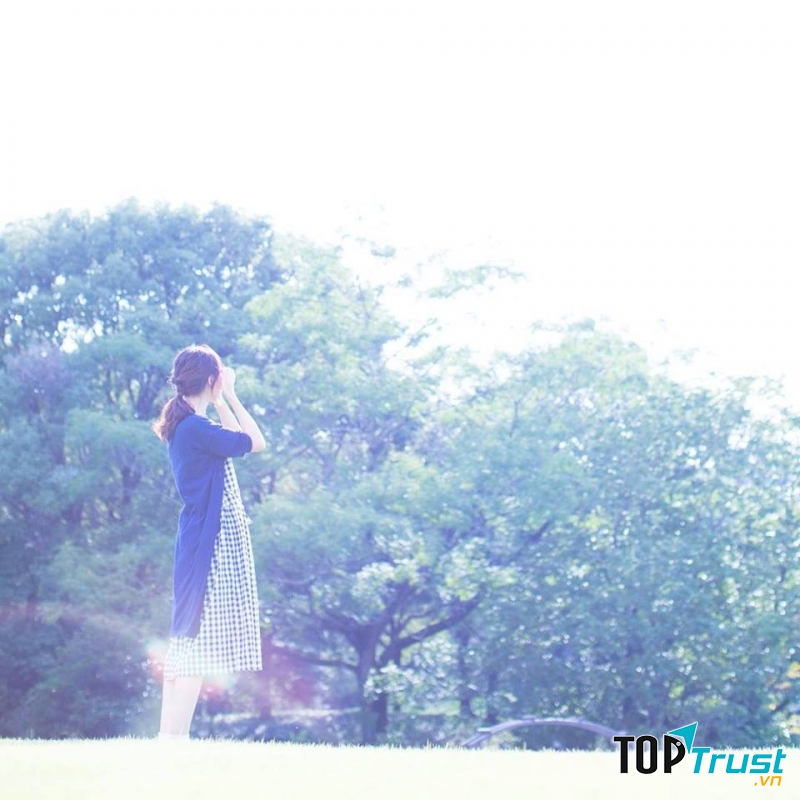 Tư thế này vô cùng thích hợp để có những shoot hình ngoại cảnh đẹp long lanh