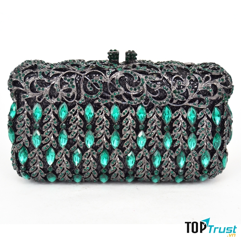 Một chiếc clutch lấp lánh xanh pha lê giúp bạn trở nên nổi bật hơn bao giờ hết.