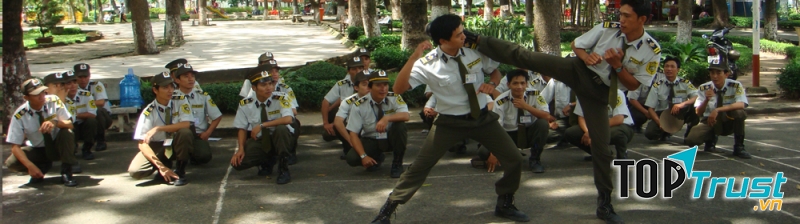 Vệ sỹ tập huấn võ thuật.