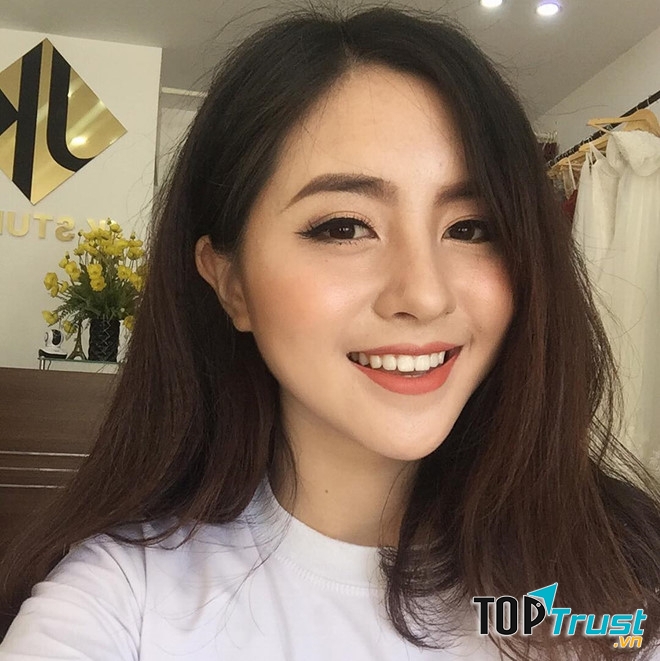 Cô ấy muốn biết nhiều hơn về bạn