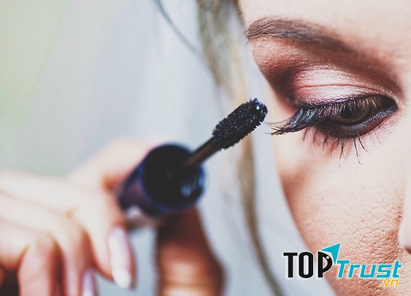 bạn nên tránh chuốt mascara lại trong ngày.