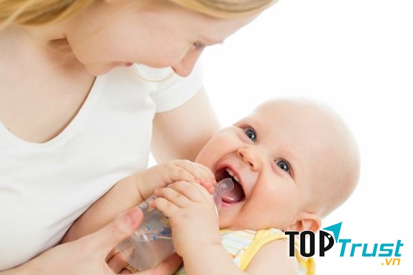 Nên cho bé uống nước đầy đủ.