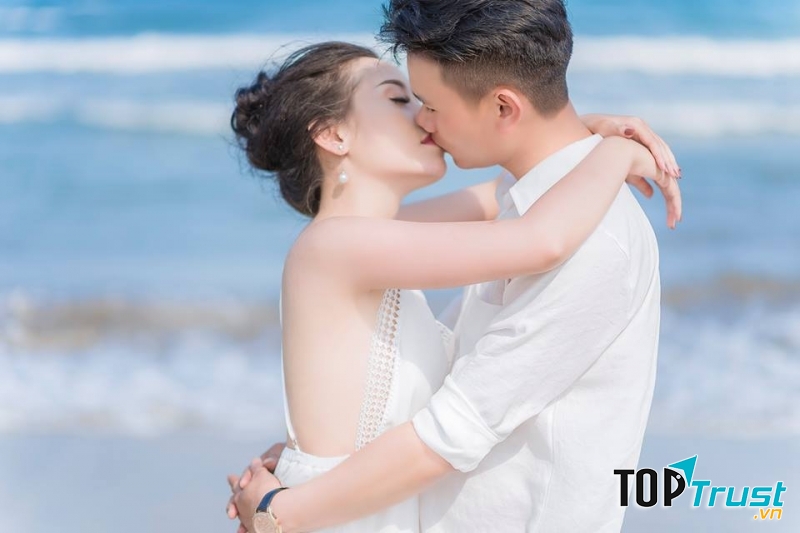 Cô dâu kiễng chân hôn nữa kia của mình