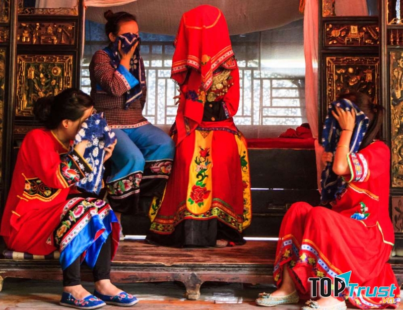 Thậm chí, mẹ và người thân của cô dâu cũng tham gia vào tập tục này.