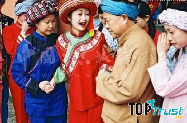 Ý nghĩa của tập tục này là để chứng minh nỗi buồn vì sắp xa gia đình của cô dâu.