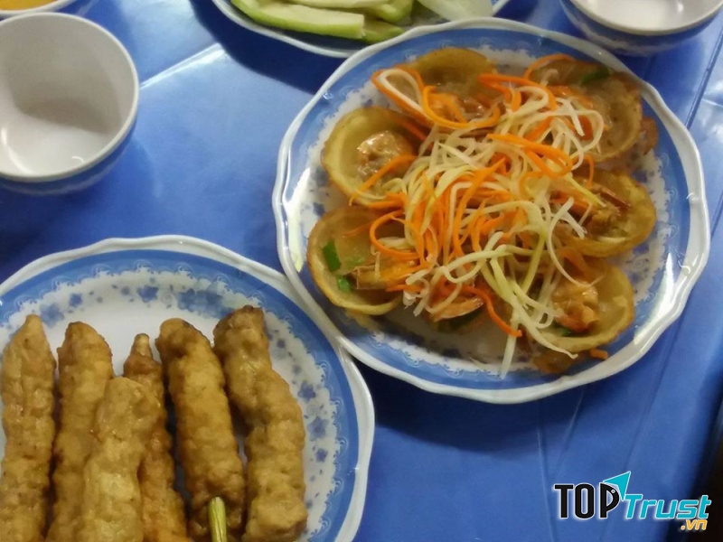 Quán đã mở lâu năm, tuy khá đơn sơ và nhuốm màu thời gian, nhưng chất lượng món ăn vẫn ổn định, lượng khách cũng rất đông