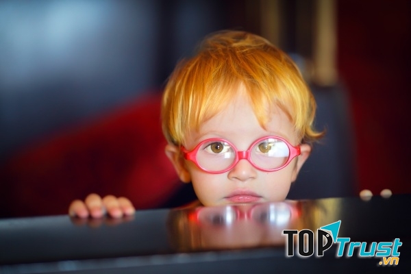 Có hành vi kỳ lạ