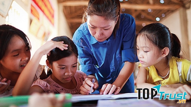 Hướng dẫn, dạy học cho các em học sinh có hoàn cảnh khó khăn.