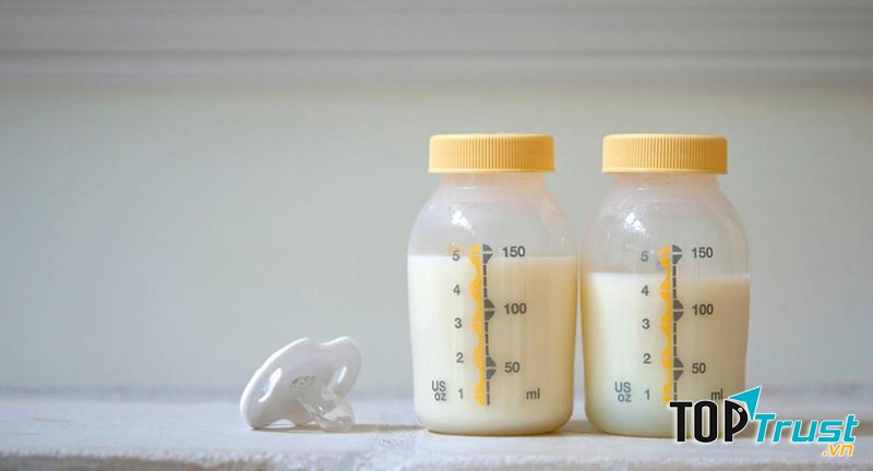 Mẹ không tùy tiện thêm các thực phẩm khác vào sữa của bé