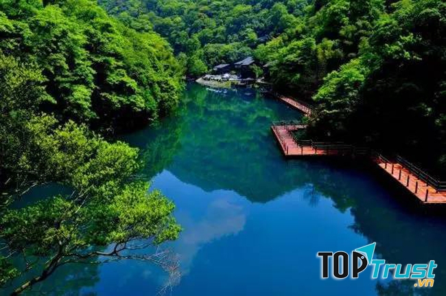 Màu xanh của núi được hòa quyện với màu nước trong suốt, đem lại cảm giác mát mẻ cho người tới chơi.