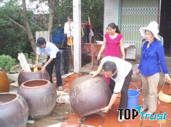 Cọ rửa, thay nước các đồ dùng chứa nước