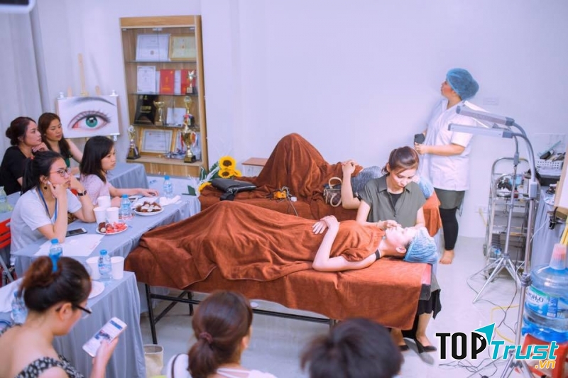 Học nghề phun xăm cùng cô San Hoàng