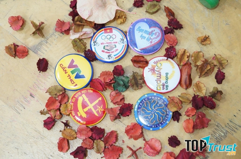 Cơ sở sản xuất huy hiệu - In Hình Quà Tặng