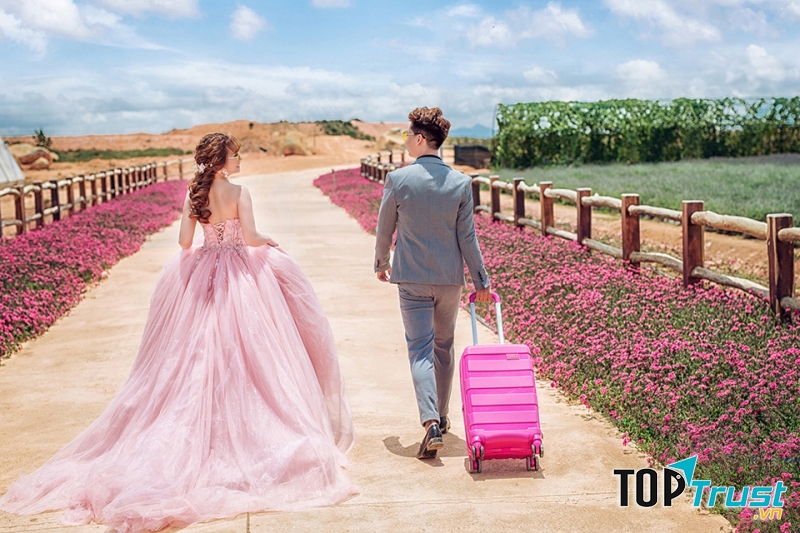 Cô ấy nguyện giúp đỡ bạn vô điều kiện