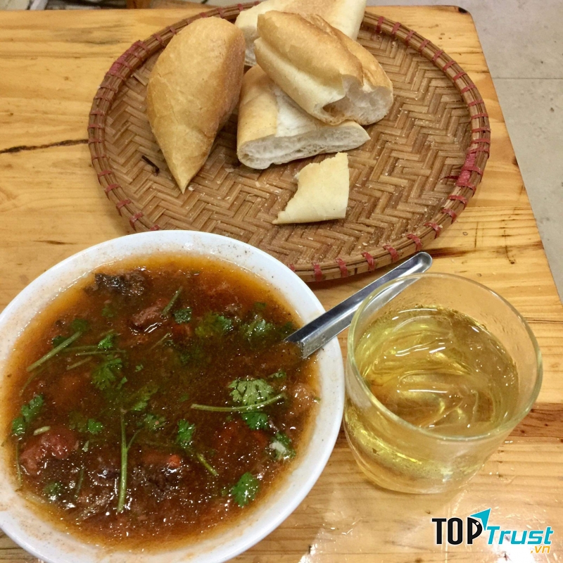 Phần bò sốt vang khá nhiều, bò mềm, sốt vang không quá sệt, vị rất  ngon và không quá đậm mùi.