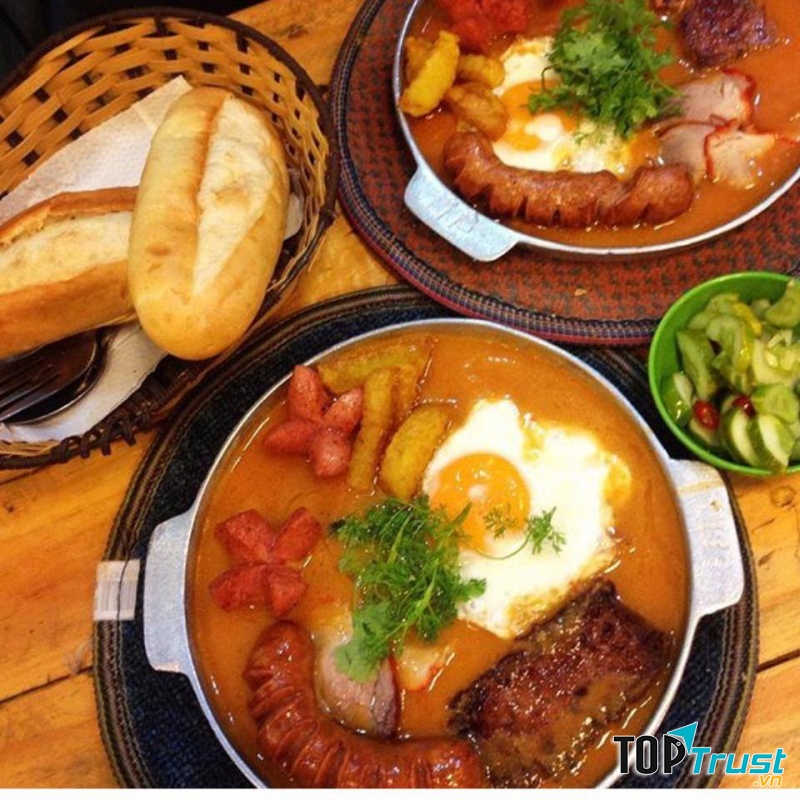 Bánh mì hấp dẫn với bánh mì nóng giòn, chấm cùng nước sốt đậm vị