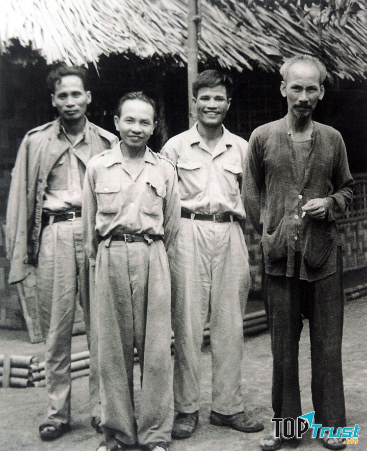 Từ phải sang: Chủ tịch Hồ Chí Minh, Chủ nhiệm Tổng cục Chính trị Nguyễn Chí Thanh, Tổng Bí thư Trường Chinh, Phó Thủ tướng Phạm Văn Đồng tại Việt Bắc. Ảnh Tư liệu