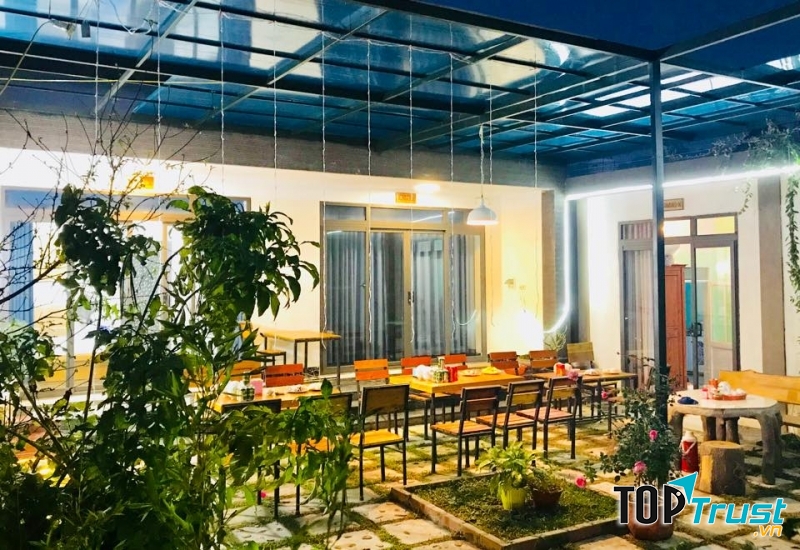 Không gian thoáng đãng, hoa tươi khoe sắc