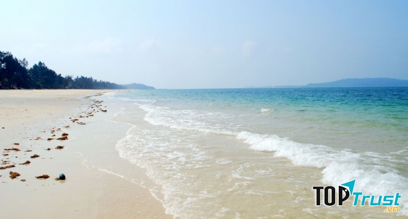 Bãi tắm Cô Tô trải dài xanh tít tắp