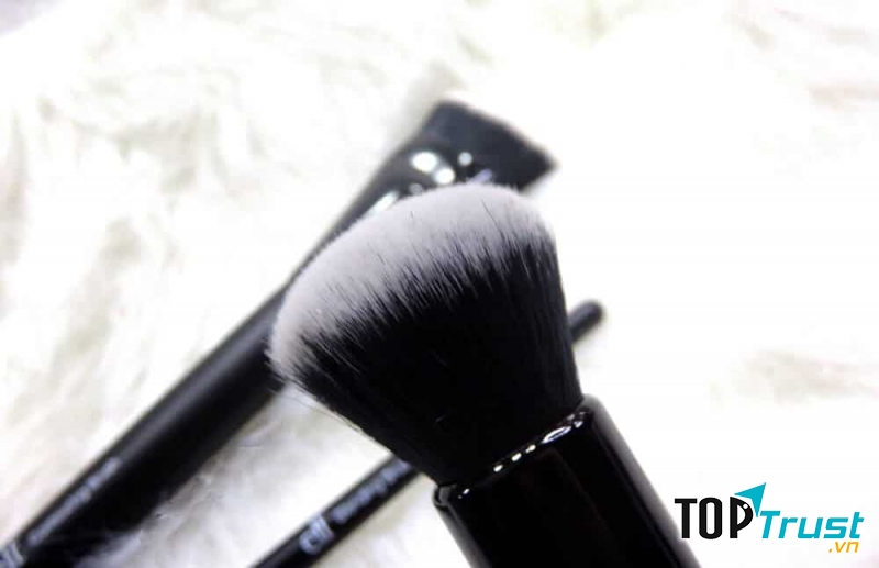 Cọ trang điểm E.L.F Ultimate Blending Brush