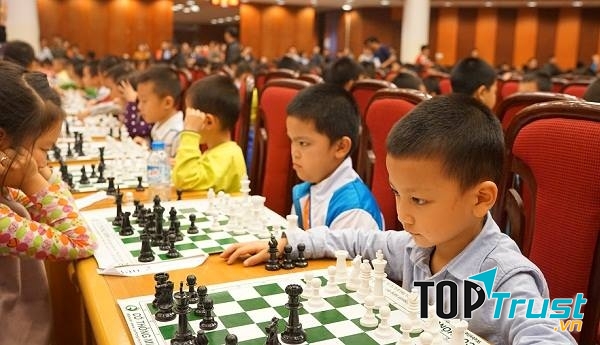 Chơi cờ Vua giúp trẻ xây dựng các mối quan hệ xã hội