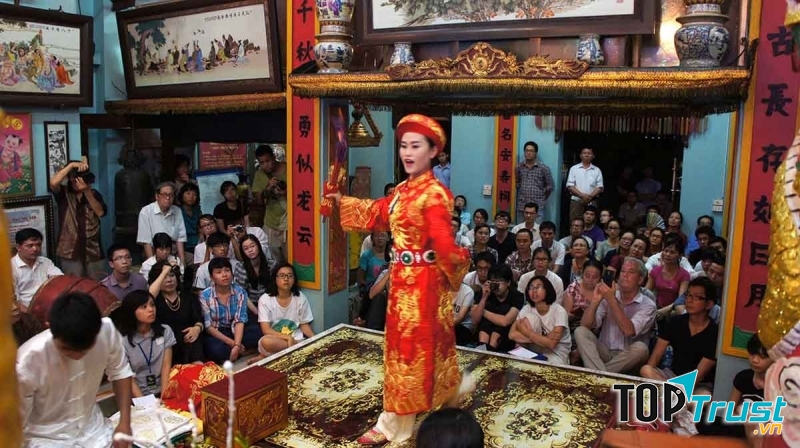 Mọi người vây quanh xem lễ hầu