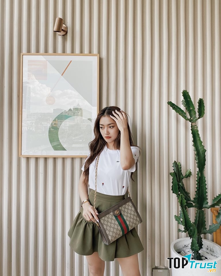 Trang phục của shop chủ yếu là những thiết kế dễ mặc, trẻ trung, năng động, phù hợp với cả nam/nữ và mang tính ứng dụng ca