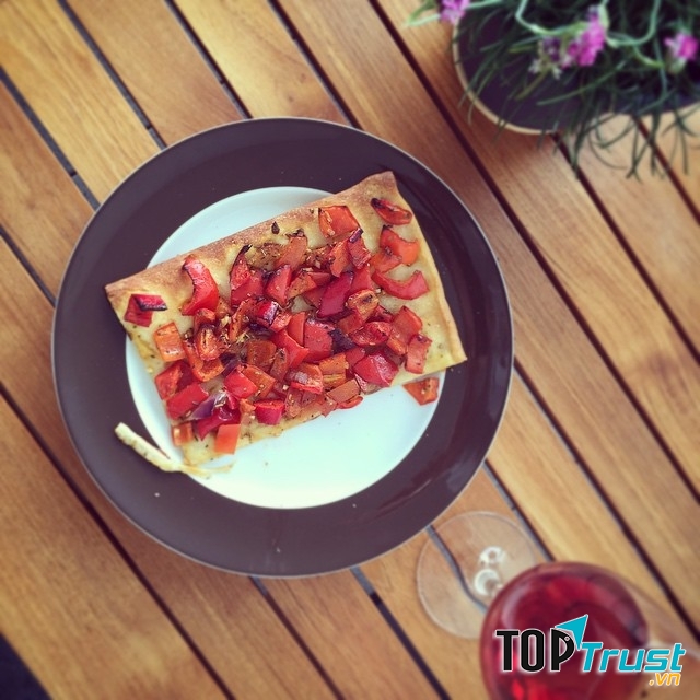 Coca có vỏ mỏng hơn Pizza truyền thống, nhưng cấu trúc thì về cơ bản vẫn giống nhau.