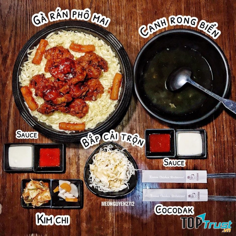 Chảo gà phô mai còn được thêm một ít bánh gạo bùi bùi dẻo ngọt