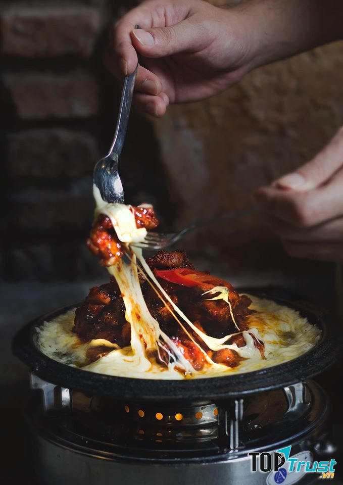 Đặc biệt Cocodak Restaurant có phô mai cực kì ngon làm nổi bật món ăn tại đây