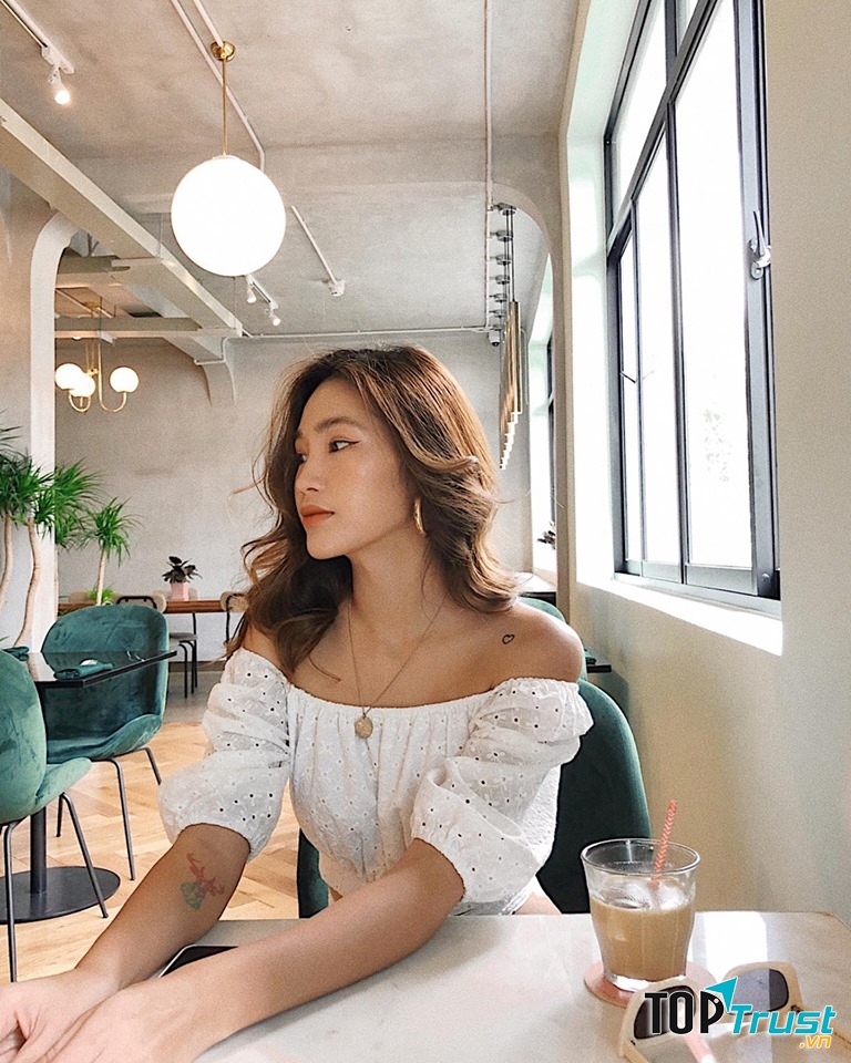 Coco.official nổi tiếng với những mẫu đầm xinh xắn, chủ yếu dành cho những ai muốn khoe body đẹp