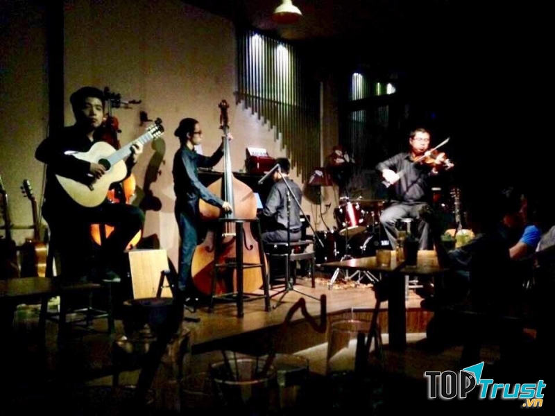 Quán thường tổ chức những đêm nhạc đặc sắc