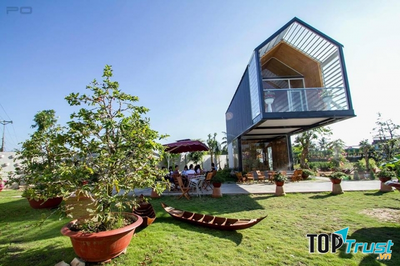 Một kiến trúc khá độc đáo trong vườn hoa Sa Đéc.