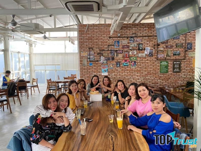 Tụ họp bạn bè tại quán