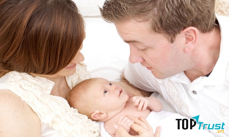 Bạn có thể thủ thỉ tâm sự với bé hàng ngày.