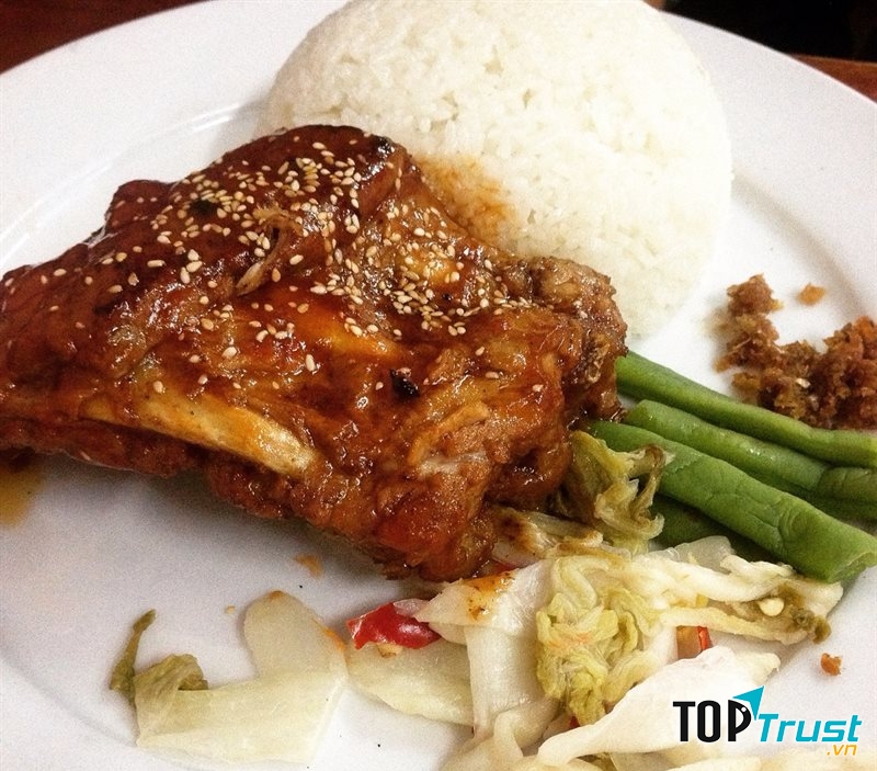 Mỗi suất cơm của Cơm 123 khá đắt so với cơm văn phòng.