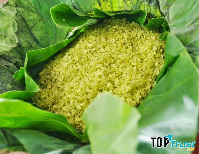 Để có được những hạt cốm xanh, thơm ngon thì người làm cốm phải trải qua rất nhiều giai đoạn công phu.