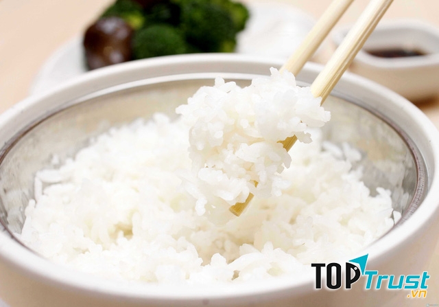 đừng cất chúng trong tủ lạnh nhé vì cơm sẽ bị hút hết chất ẩm, bề mặt hạt cơm sẽ xuất hiện màu vàng nhạt và không còn chất dinh dưỡng gì nữa.