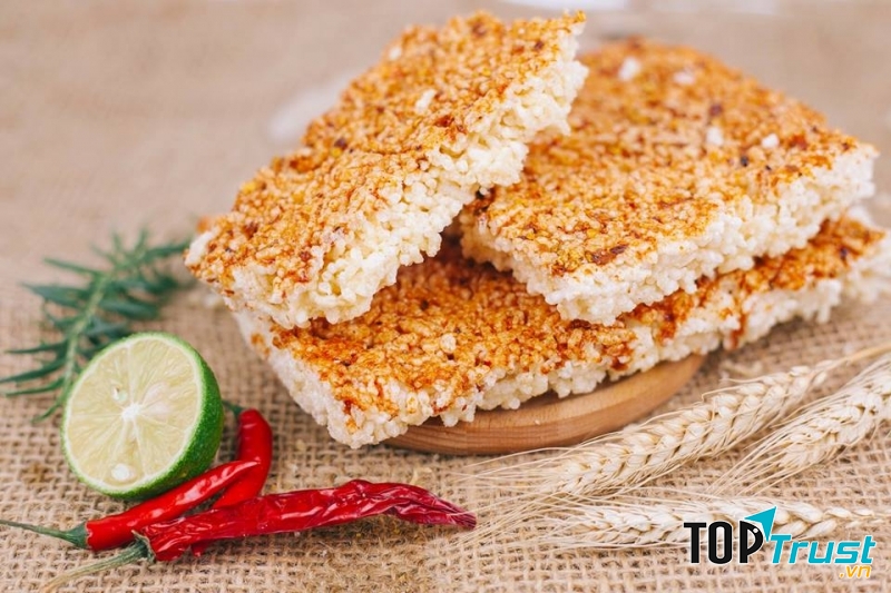 Cơm cháy chà bông là món ngon đặc sản Sài Gòn, bạn có thể mang về làm quà cho người thân.