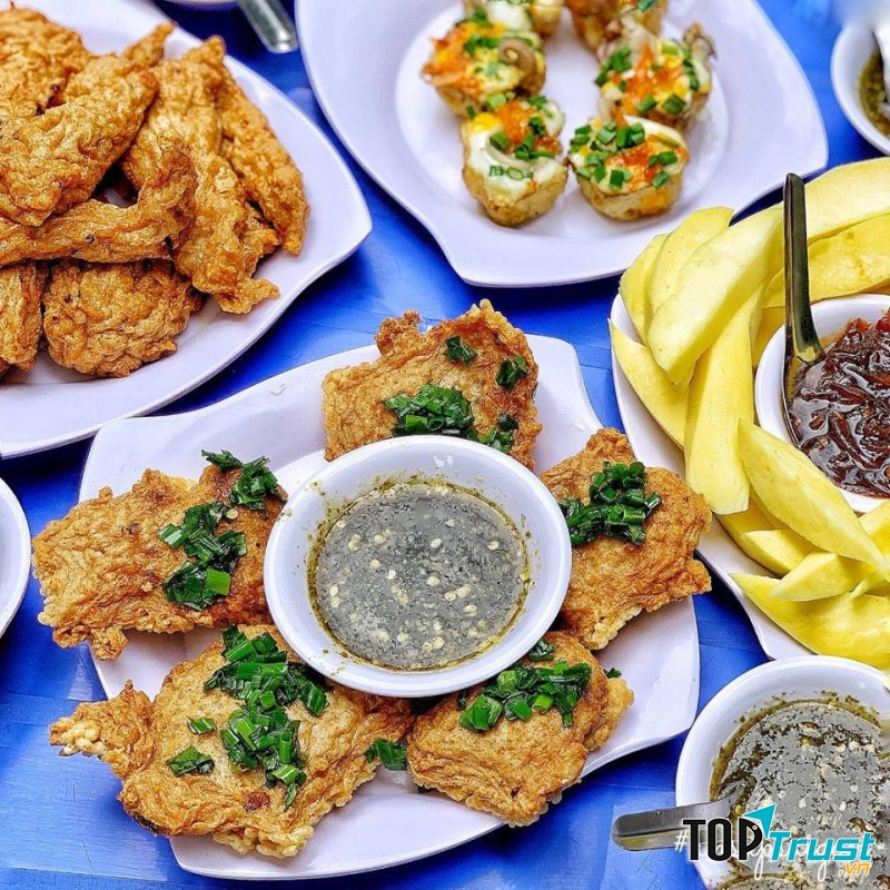 Điều đặc biệt của món ăn này phải kể đến nước sốt ăn kèm, sốt Thái chua ngọt cay cay