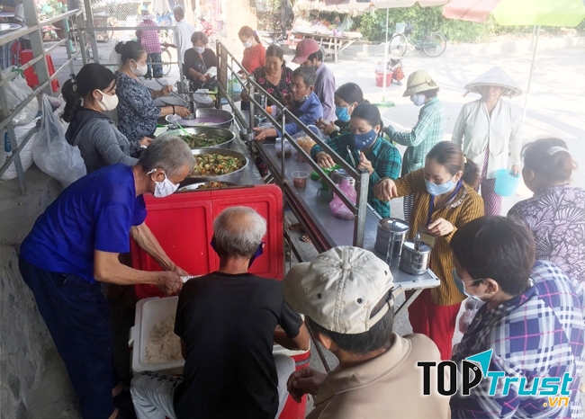 Cơm chay miễn phí Phước Thiện
