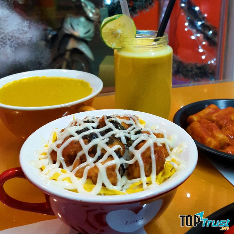 Các phần cơm Kup Bap đều được đựng trong những chiếc cốc xinh xắn, trông thì bé nhưng ăn ăn xong là no căng bụng.