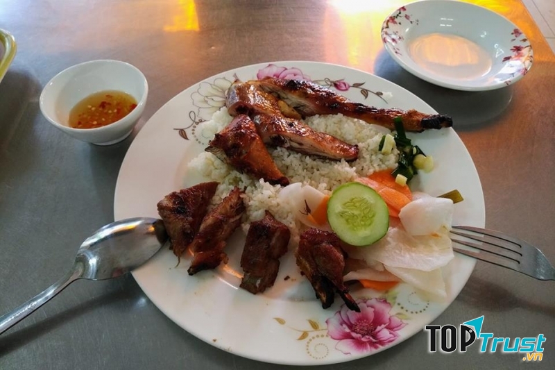 Một phần cơm gà nướng của quán.
