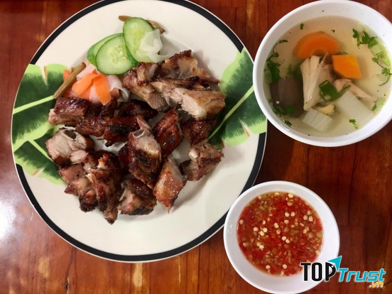 Gà nướng được ướp vừa vị, thơm ngon.